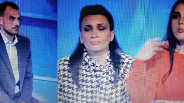 Salvatore ha cercato di recuperare il rapporto con Miriana, a destra con la madre, a C'&egrave; posta per te.