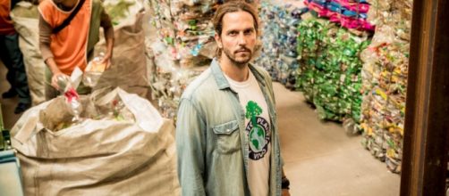 &Aacute;lvaro tenta matar Davi em 'Amor de M&atilde;e'. (Reprodu&ccedil;&atilde;o/TV Globo)