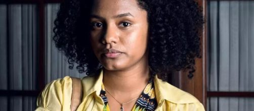 Camila amamenta o filho e deixa Thelma enfurecida. (Divulga&ccedil;&atilde;o/TV Globo)