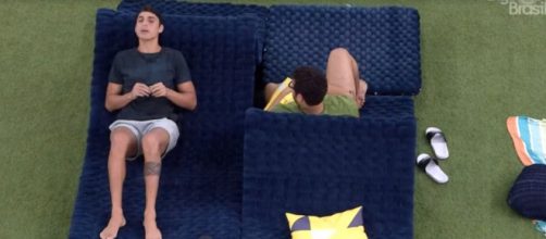 Prior conversa com Victor Hugo enquanto Babu cozinha. (Reprodu&ccedil;&atilde;o/TV Globo)