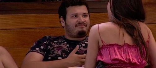 Victor Hugo conversa com Mari na &aacute;rea externa do 'BBB20'. (Reprodu&ccedil;&atilde;o/TV Globo)