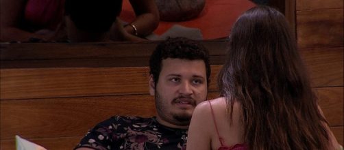 Victor Hugo fala com Mari na &aacute;rea externa. (Reprodu&ccedil;&atilde;o/TV Globo)