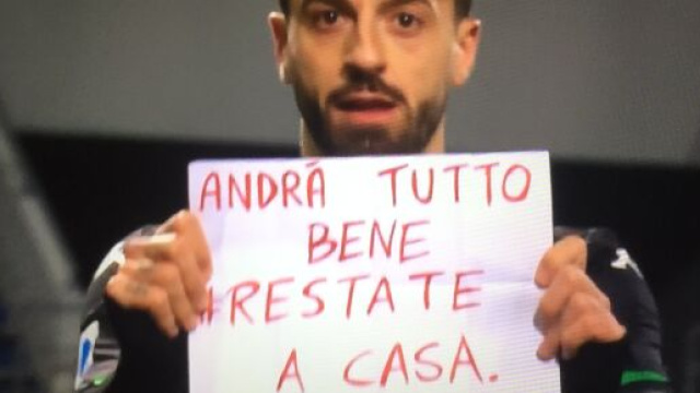 Sassuolo-Brescia, segna Ciccio Caputo e mostra un messaggio.