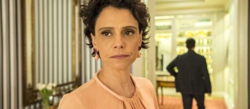 Alcoolismo faz com que L&iacute;dia chegue ao fundo do po&ccedil;o em 'Amor de M&atilde;e'. ( Arquivo Blasting News )