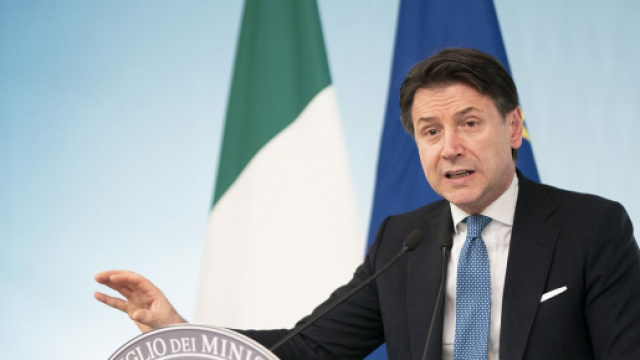 'Pi&ugrave; distanti oggi per abbracciarci domani': Conte annuncia la chiusura di bar e negozi