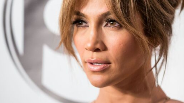 Moda capelli: la frangia lunga nella primavera 2020