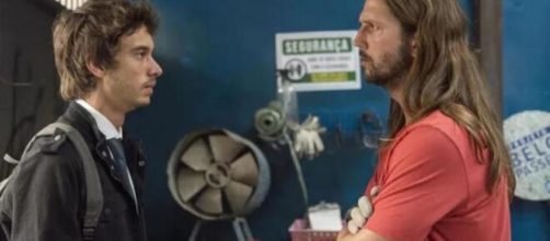 Benjamin humilha Davi em 'Amor de M&atilde;e'. (Reprodu&ccedil;&atilde;o: TV Globo)