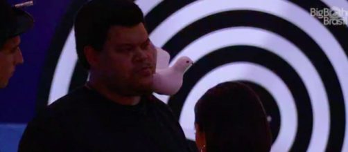 Manu conversa com Babu durante festa do l&iacute;der. (Reprodu&ccedil;&atilde;o/TV Globo)