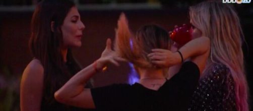 Mari desabafa com Marcela e Gabi durante festa. (Reprodu&ccedil;&atilde;o/TV Globo)