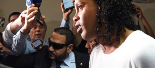 Ronaldinho Ga&uacute;cho chega para prestar depoimento no Pal&aacute;cio de Justi&ccedil;a de Assun&ccedil;&atilde;o. (Arquivo Blasting News)