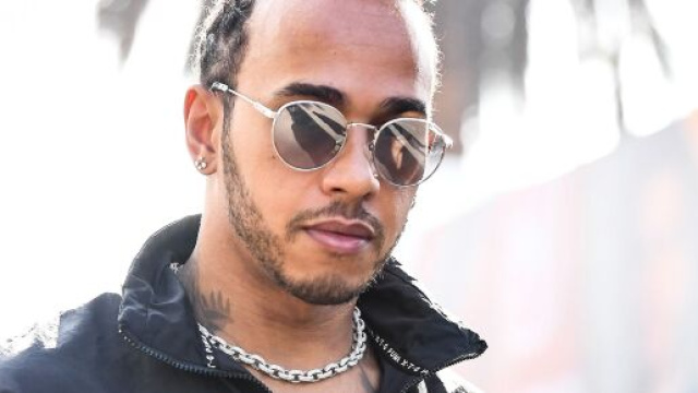Coronavirus, Lewis Hamilton attacca la FIA: 'Scioccante correre, comanda il denaro".