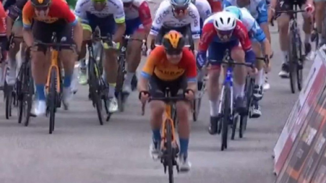 Parigi-Nizza, il finale della quinta tappa vinta da Niccol&ograve; Bonifazio