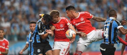 Jogadores do Inter e do Gr&ecirc;mio brigam no Gre-Nal 424. (Ricardo Duarte/S.C Internacional)