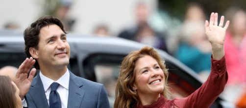 Justin Trudeau acena ao lado de sua mulher, Sophie Gregoire Trudeau. (Arquivo Blasting News)