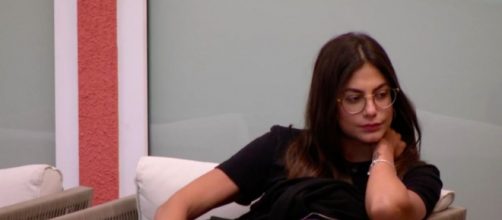 Mari conversa com Flayslane na &aacute;rea externa. (Reprodu&ccedil;&atilde;o/TV Globo)