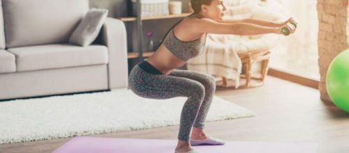 Una joven haciendo ejercicio en su casa