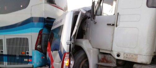 Van ficou prensada entre &ocirc;nibus e caminh&atilde;o. (Arquivo Pessoal)