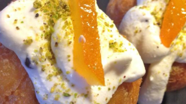 Le sfince di San Giuseppe, fritte e poi guarnite con ricotta e canditi.