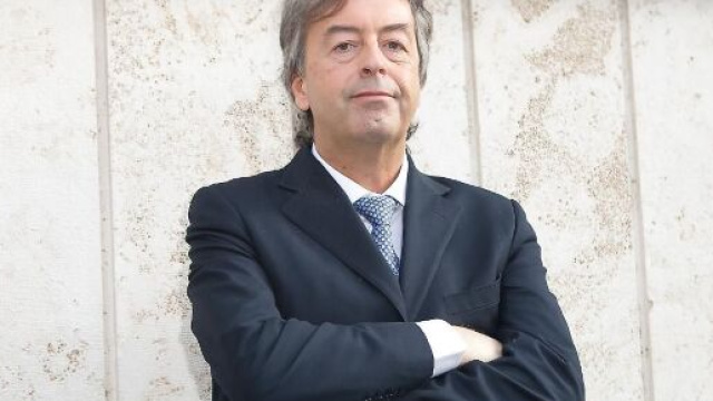 Burioni contro Papa e vicariato per la decisione, non in linea con le misure governative anticoronavirus, di tenere aperte le chiese a Roma.