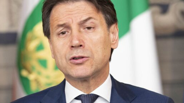 Giuseppe Conte raggiunge l'intesa tra governo, sindacati e imprese per il provvedimento sul lavoro in tema coronavirus.