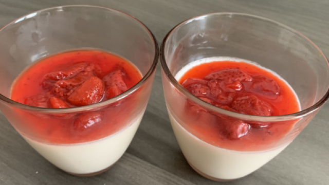 Panna cotta con salsa alle fragole, dessert al bicchiere per eccellenza della cucina italiana.