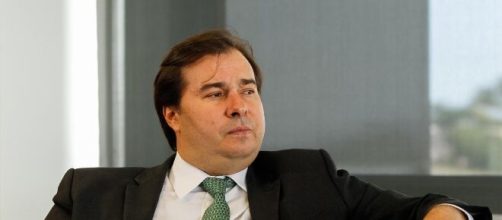 Rodrigo Maia fica perplexo com atitude do presidente e diz ter sido irrespons&aacute;vel. (Arquivo Blasting News)