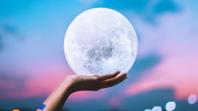 Oroscopo del giorno 21 marzo 2020 | Astrologia, classifica stelline e previsioni: la Luna entra in Pesci