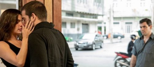 Em 'Amor de M&atilde;e;, Betina vai superar Magno nos bra&ccedil;os de Sandro. (Reprodu&ccedil;&atilde;o/TV Globo)