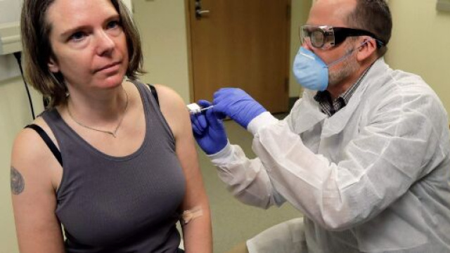 Jennifer Haller si fa iniettare la dose del vaccino per il coronavirus 'mRNA-1273'.