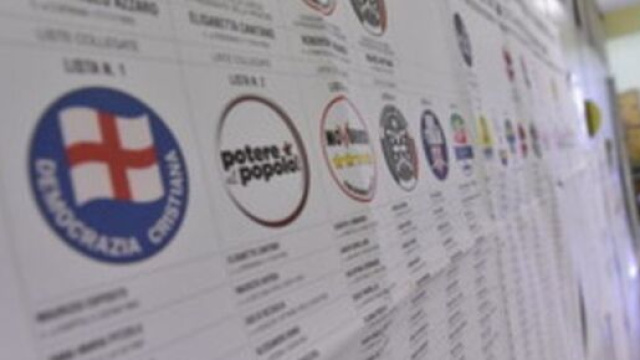 Liste elettorali in un seggio per il voto