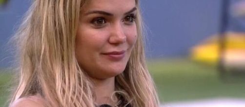 Marcela &eacute; uma das sisters que acredita em pared&atilde;o falso. (Reprodu&ccedil;&atilde;o/TV Globo)