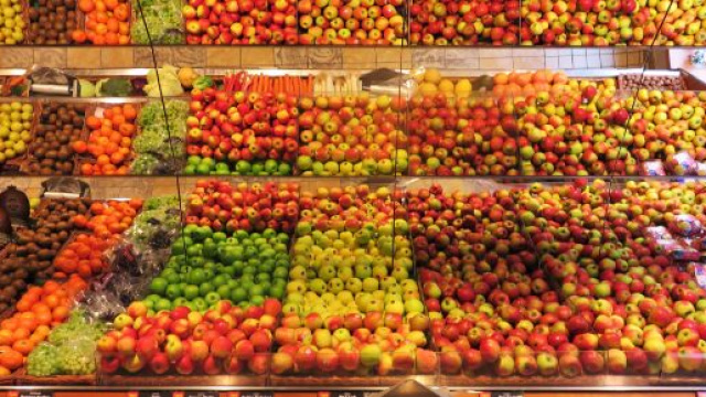 Coronavirus, a Casera un giovane sputa sulla frutta e pubblica il video: 'Infettiamo'.