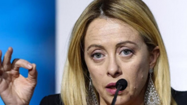 Giorgia Meloni denuncia assembramenti illegali di migranti.