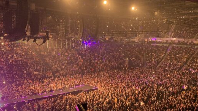 La Gran Bretagna non si ferma di fronte l'emergenza del Coronavirus. I concerti continuano e gli stadi sono pieni di persone.