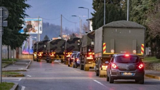 Bergamo, 70 mezzi dell'esercito scortano 60 bare fuori dalla regione per la cremazione - Credit: Repubblica.it