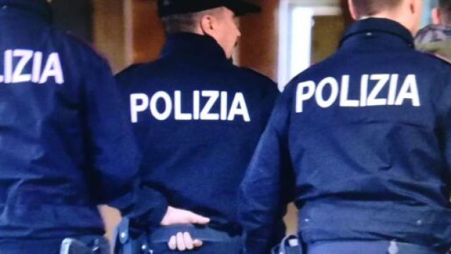 La Squadra Mobile porta in questura un ragazzo di 25 anni, accusato di aver divulgato un''idiozia' sul coronavirus sui social.