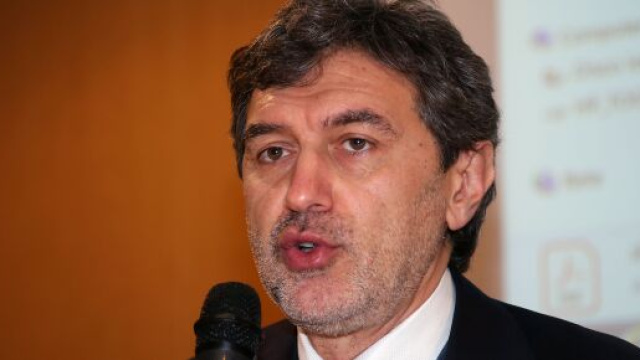 Marco Marsilio firma l'ordinanza per le zone rosse anche in Abruzzo