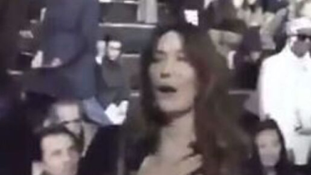 Se moquant du coronavirus Carla Bruni tousse sur les journalistes et choque la toile. Capture: TMC