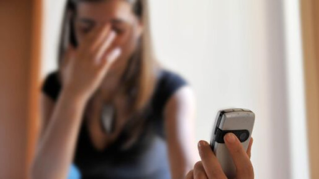 Bologna, scambia foto intime con un 17enne: bimba di 10 anni ricattata.