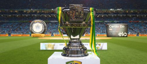 Ta&ccedil;a entregue a equipe campe&atilde; da Copa do Brasil. (Arquivo Blasting News)