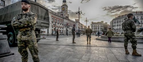 Un concejal de la CUP pide que se abrace fuerte a los militares y que se les tosa en la cara