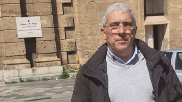 Antonio Farruggia (Uilpa Sicilia) di fronte al carcere "Di Bona".