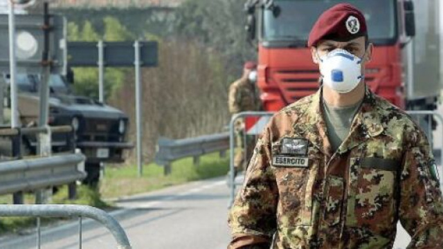Coronavirus: un militare italiano impegnato nell'emergenza sanitaria.