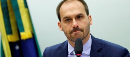 Depois do tweets de Eduardo Bolsonaro, faixas com ofensas foram colocadas na Embaixada da China, em Brasilia. (Arquivo Blasting News)