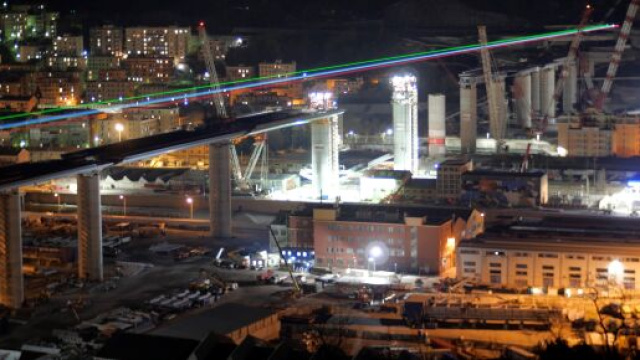 Fascio di luce tricolore sul ponte di Genova: un messaggio di speranza nella lotta al coronavirus.