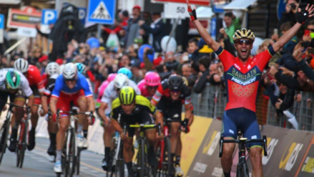 Vincenzo Nibali taglia per primo il traguardo nella Milano-Sanremo 2018.