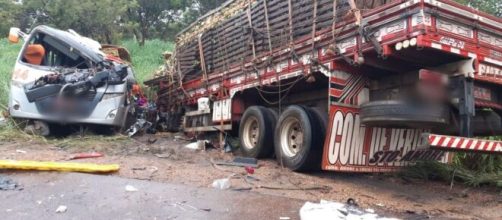 Micro teria invadido a pista contr&aacute;ria. (Divulga&ccedil;&atilde;o PRF).