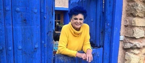 Luc&iacute;a Bos&eacute; en las puertas de su casa en Brieva (Segovia)