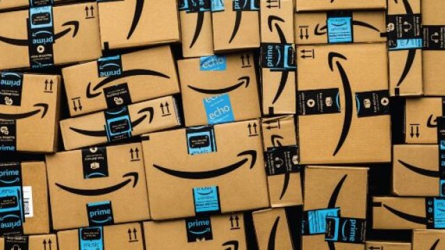 Coronavirus, Amazon limita le spedizioni di generi non di prima necessit&agrave;