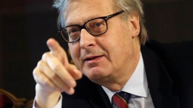 Il critico Vittorio Sgarbi contro il virologo Fabrizio Pregliasco a 'Non &egrave; l'Arena' per l'utilizzo del farmaco Avigan per curare il coronavirus.